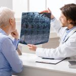 При каких симптомах показана консультация невролога