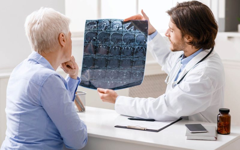 При каких симптомах показана консультация невролога