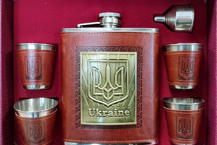 Набор с флягой и стаканчиками: Идеальный мужской подарок "все включено" в подарочной коробке