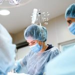 В каких случаях хирург предлагает грудные импланты меньшего размера
