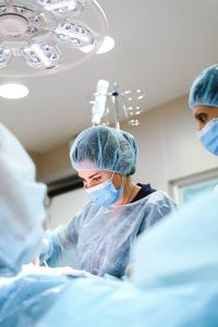 В каких случаях хирург предлагает грудные импланты меньшего размера